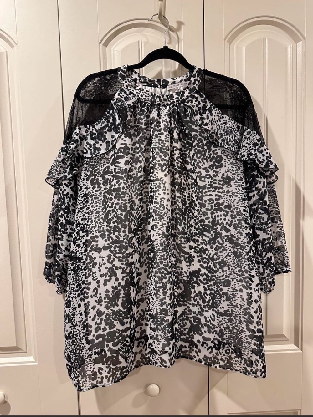 Black and White Printed Ruffle Shoulder/Lace Long Sleeve Blouse